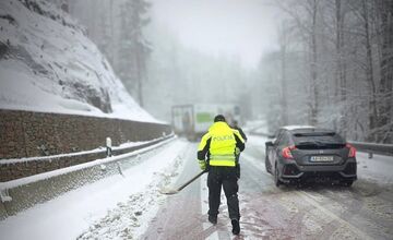 FOTO: Pri Vranove nad Topľou vyletelo auto z cesty, úsek za Vernárom je zablokovaný 