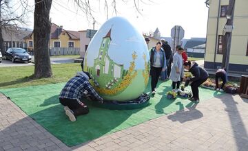 FOTO: Mestá a obce v Prešovskom kraji žiaria veľkonočnou výzdobou