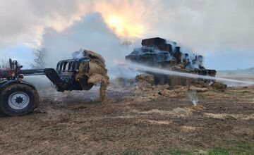 FOTO: Požiar slamy pri Prešove, hasiči zasahovali do noci