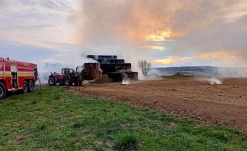 FOTO: Požiar slamy pri Prešove, hasiči zasahovali do noci