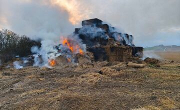FOTO: Požiar slamy pri Prešove, hasiči zasahovali do noci