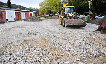 FOTO: Humenné mení garáže na mestskú zeleň, ďalšie projekty sú v hre