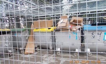 FOTO: V smetiakoch na prešovských sídliskách sa objavujú obrovské krabice