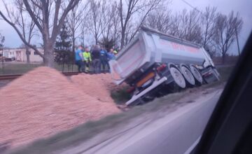 FOTO: Vo Veľkej Lomnici zvýšte opatrnosť. Kamión skončil v priekope