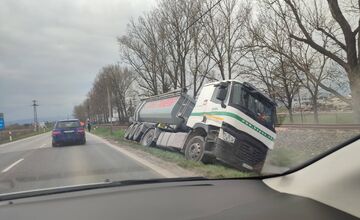 FOTO: Vo Veľkej Lomnici zvýšte opatrnosť. Kamión skončil v priekope