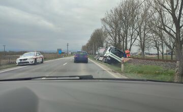 FOTO: Vo Veľkej Lomnici zvýšte opatrnosť. Kamión skončil v priekope