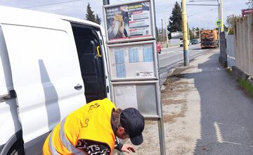 FOTO: Zastávky v Prešove čistia, pomaly miznú grafity aj nálepky