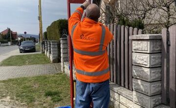 FOTO: Zastávky v Prešove čistia, pomaly miznú grafity aj nálepky