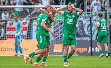 FOTO: Prešov zvládol derby o východ, počas zápasu proti Košiciam si pripomenuli legendu Ladislava Pavloviča