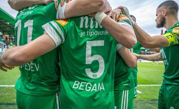 FOTO: Prešov zvládol derby o východ, počas zápasu proti Košiciam si pripomenuli legendu Ladislava Pavloviča