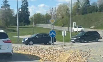 FOTO: Pozor na kruhovom objazde v Sabinove. Na ceste sú zemiaky