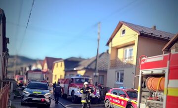 FOTO: Neďaleko Starej Ľubovne došlo k rozsiahlemu požiaru. Evakuovaných bolo 25 obyvateľov