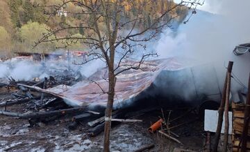 FOTO: Neďaleko Starej Ľubovne došlo k rozsiahlemu požiaru. Evakuovaných bolo 25 obyvateľov