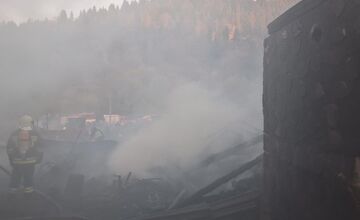 FOTO: Neďaleko Starej Ľubovne došlo k rozsiahlemu požiaru. Evakuovaných bolo 25 obyvateľov