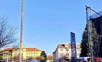 FOTO: Obyvatelia Prešovského kraja privítali prvý máj tradičným stavaním májov