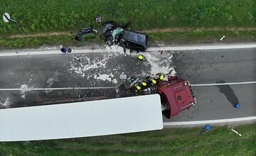 FOTO: Pri vážnej nehode pri Ladomirovej sa zranili tri osoby