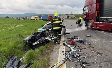 FOTO: Pri vážnej nehode pri Ladomirovej sa zranili tri osoby